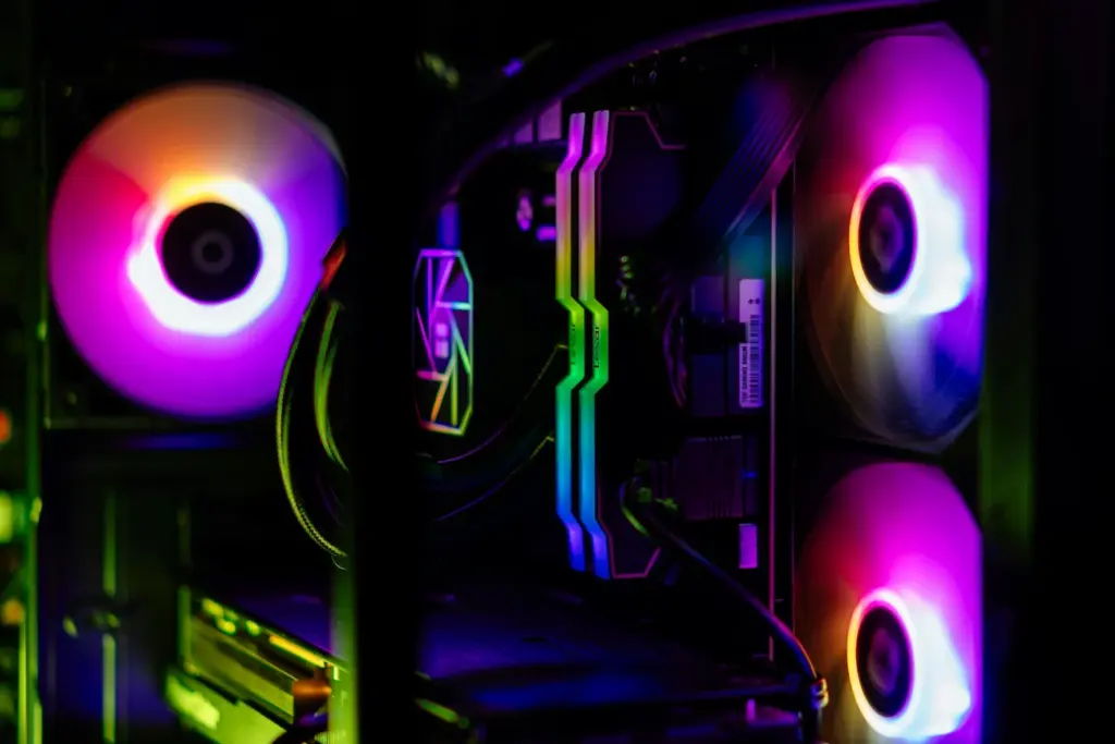 Computador desktop ligado com a lateral aberta exibindo o hardware interno durante o processo de como fazer overclock na placa de vídeo.