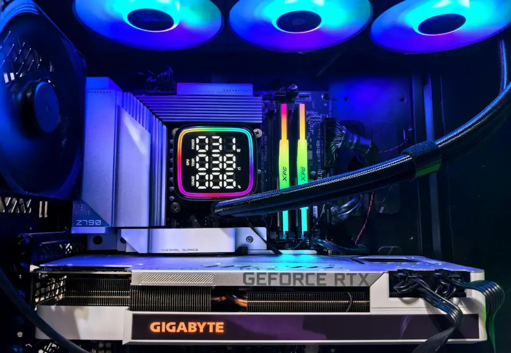 Visão interna do gabinete de um PC com componentes instalados para análise de como saber placa mãe suporta placa vídeo no hardware.