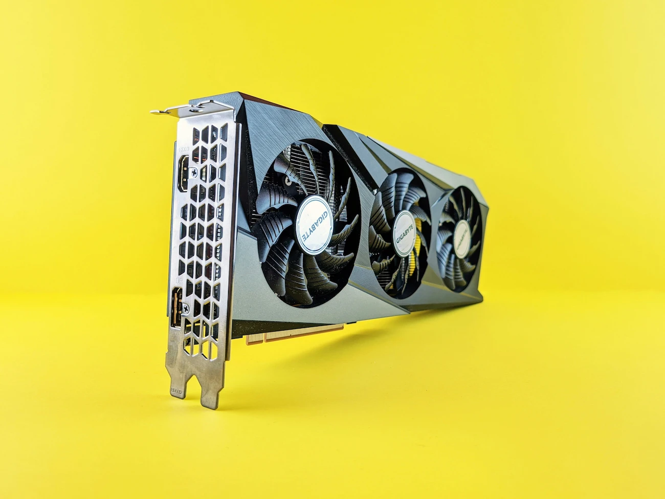 Componente de hardware sobre fundo amarelo destacando as características da melhor placa de video até 1000 reais para um PC básico.