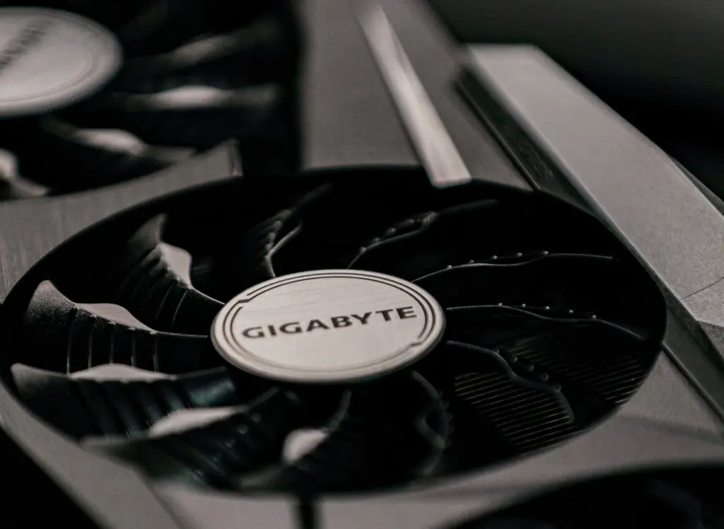 Detalhe aproximado dos componentes da Gigabyte indicando a melhor placa de vídeo até 1500 reais para montar um computador equilibrado.