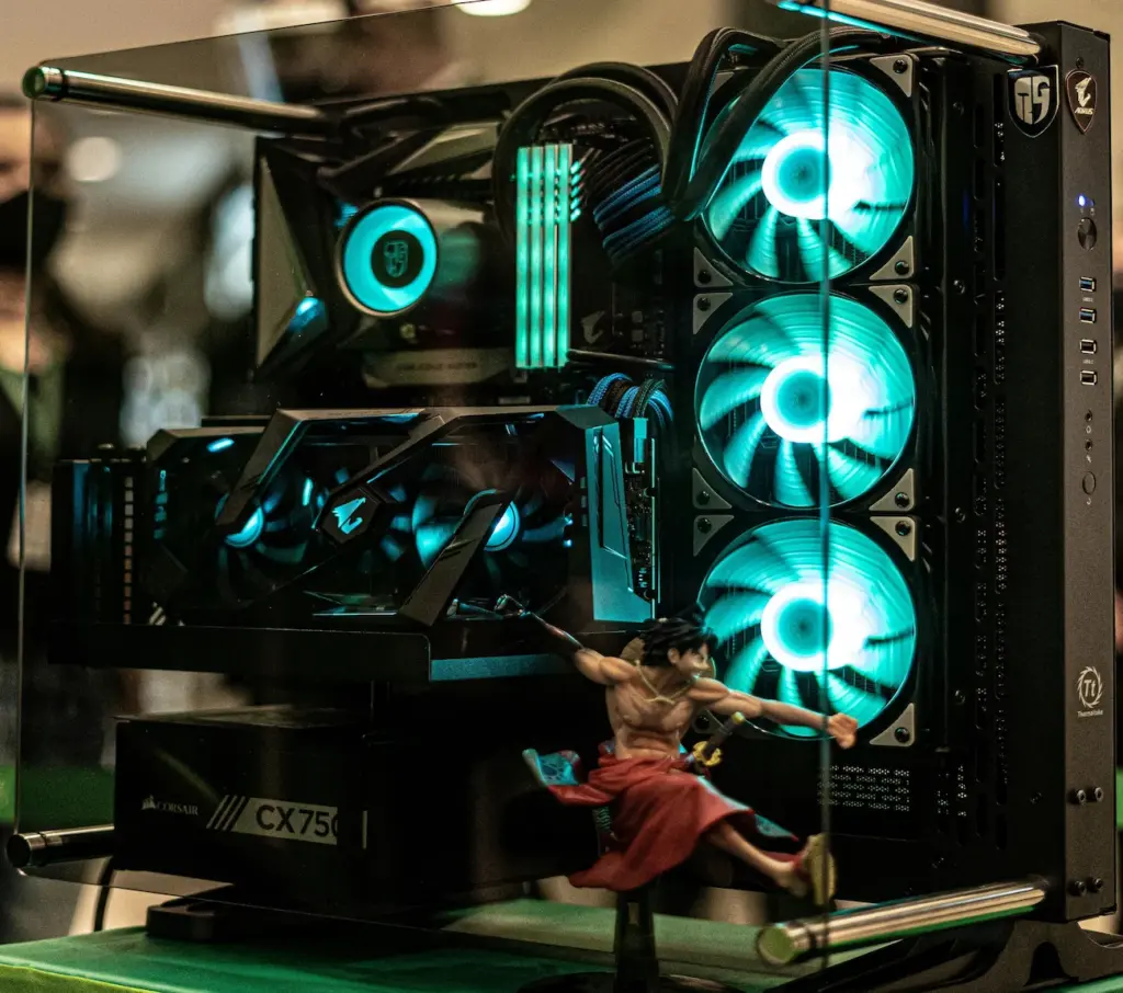 Vista lateral de computador robusto com coolers e a melhor placa de vídeo para minerar criptomoedas com alta eficiência e desempenho.